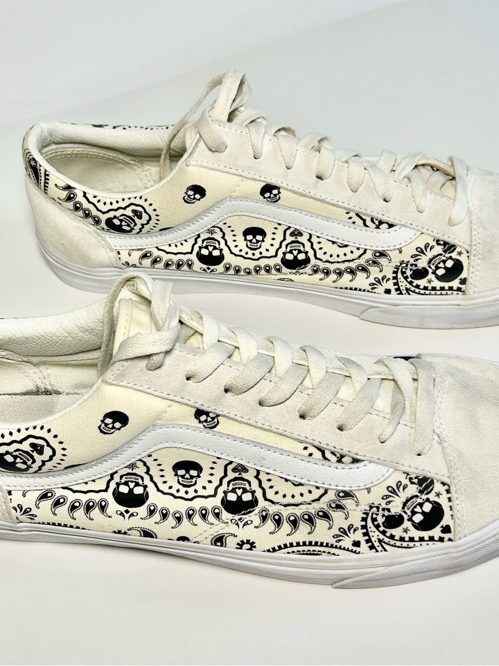 Vans Old Skool Lmtd Edition #36 White Low-Top Sneakers Bandana w/ Black Skulls